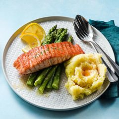 Gegrillter Lachs mit Spargel und Kartoffelpüree auf einem Teller