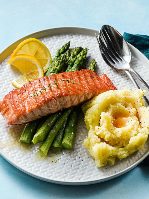 Gegrillter Lachs mit Spargel und Kartoffelpüree auf einem Teller