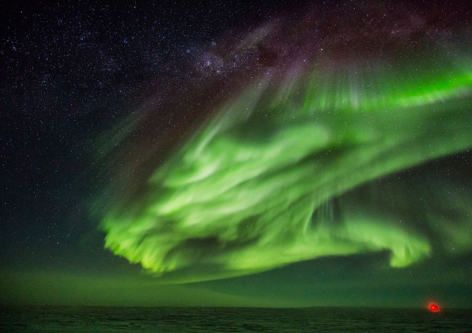 Eine "Aurora australis" im Juni 2019:  Die Polarlichter des Südens sind, vom Südpol aus betrachtet, besonders spektakulär. Allein ihretwegen hätten sich die Aufenthalte in der Antarktis gelohnt, sagt Robert Schwarz