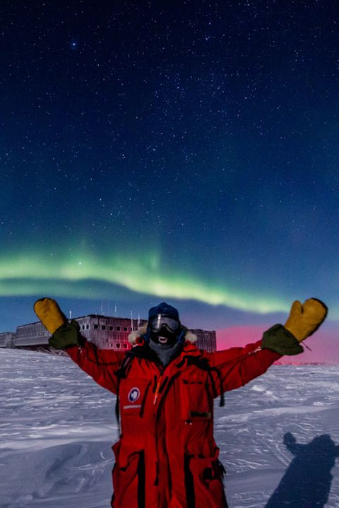 Dick in mehrere Lagen Kleidung eingepackt (und mit drei paar Handschuhen zum Schutz) erträgt Robert Schwarz die Minustemperaturen im antarktischen Winter - vermutlich hat niemand sonst so viel Zeit in der dunklen Jahreszeit des Südpols verbracht wie der deutsche Astrophysiker