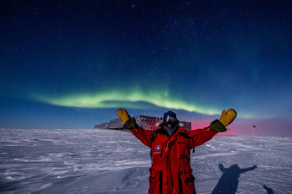 Dick in mehrere Lagen Kleidung eingepackt (und mit drei paar Handschuhen zum Schutz) erträgt Robert Schwarz die Minustemperaturen im antarktischen Winter - vermutlich hat niemand sonst so viel Zeit in der dunklen Jahreszeit des Südpols verbracht wie der deutsche Astrophysiker