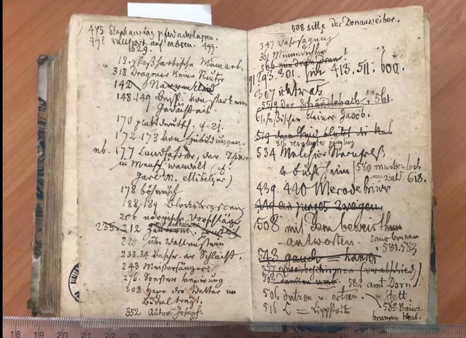Aufgeschlagene Buchseite mit Handschriften