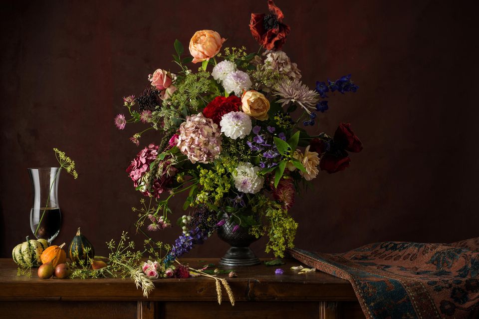 Blumensträuße – hier eine Fotografie im Stil des niederländischen Barocks – sind seit Jahrhunderten Inbegriff der Fülle und des Reichtums der Natur. Und verraten zugleich etwas über die Menschen, die sie verschenken oder ihr Heim damit schmücken