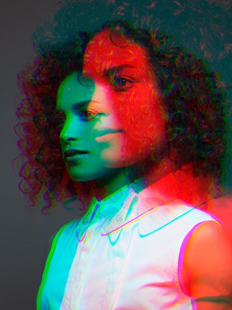 Überblendung zweier Bilder desselben Frauengesichts, einmal in grün, einmal in rot