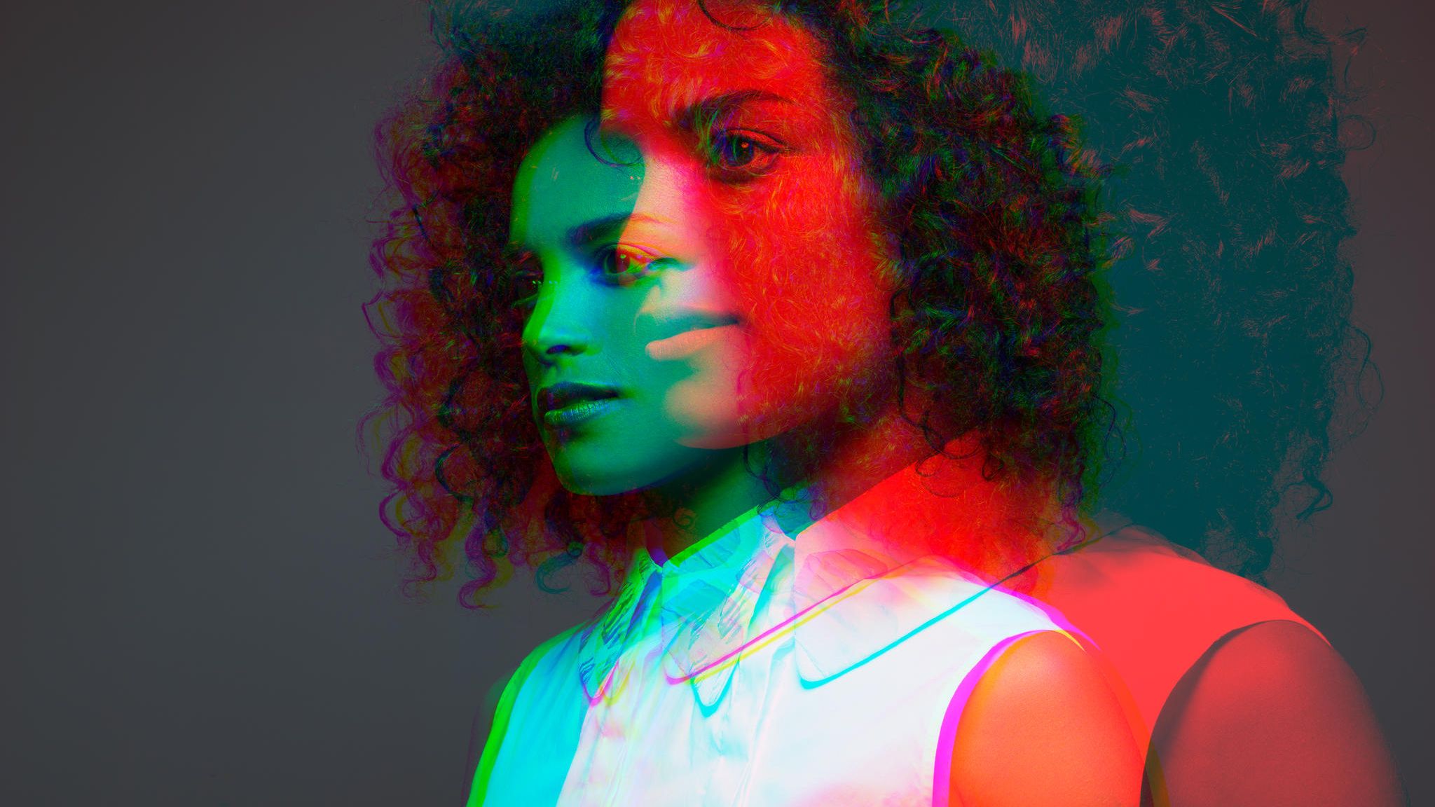 Überblendung zweier Bilder desselben Frauengesichts, einmal in grün, einmal in rot Überblendung zweier Bilder desselben Frauengesichts, einmal in grün, einmal in rot