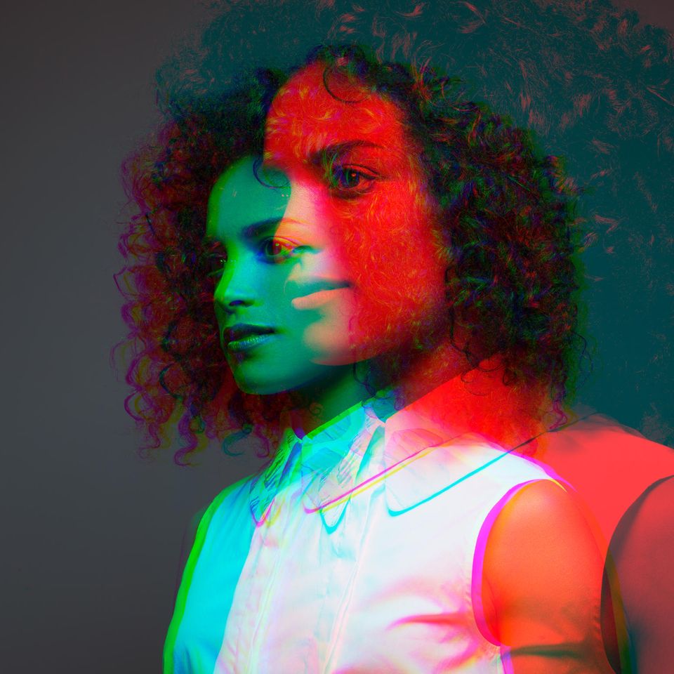 Überblendung zweier Bilder desselben Frauengesichts, einmal in grün, einmal in rot Überblendung zweier Bilder desselben Frauengesichts, einmal in grün, einmal in rot