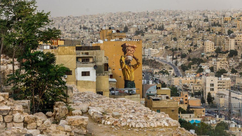 Jordanien: 4,8 Millionen Menschen leben in Amman, vor knapp 80 Jahren waren es nur 60.000. Durch das schnelle Wachstum verschwanden Buschland und Äcker unter Beton und Asphalt 4,8 Millionen Menschen leben in Amman, vor knapp 80 Jahren waren es nur 60.000. Durch das schnelle Wachstum verschwanden Buschland und Äcker unter Beton und Asphalt