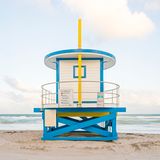 Seit Sommer 2023 stehen im Sand vor Miami sehr besondere Strandwärterhäuschen. Die ersten fünf ihrer Art hatte Architekt William Lane entworfen, kurz nachdem 1992 Hurrikan "Andrew" den Bundesstaat Florida verwüstet hatte.