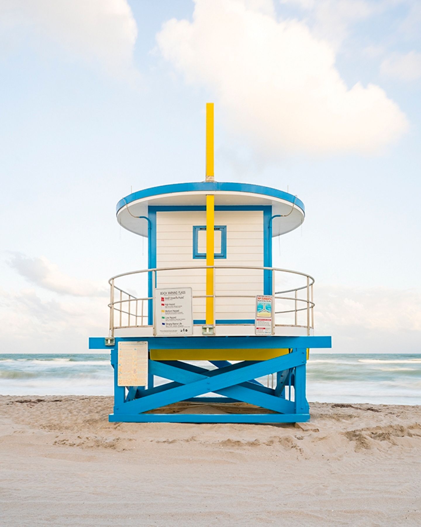 Turm in Gelb-Blau am Miami Beach, erbaut 2018 Seit Sommer 2023 stehen im Sand vor Miami sehr besondere Strandwärterhäuschen. Die ersten fünf ihrer Art hatte Architekt William Lane entworfen, kurz nachdem 1992 Hurrikan "Andrew" den Bundesstaat Florida verwüstet hatte.