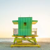 Die Häuschen sind nicht nur hübsch anzuschauen, sondern auch realitätstauglich: Jedes ruht auf einem Schlitten. So können die Bauten bei drohenden Hurrikans hinter die Dünen gezogen werden.