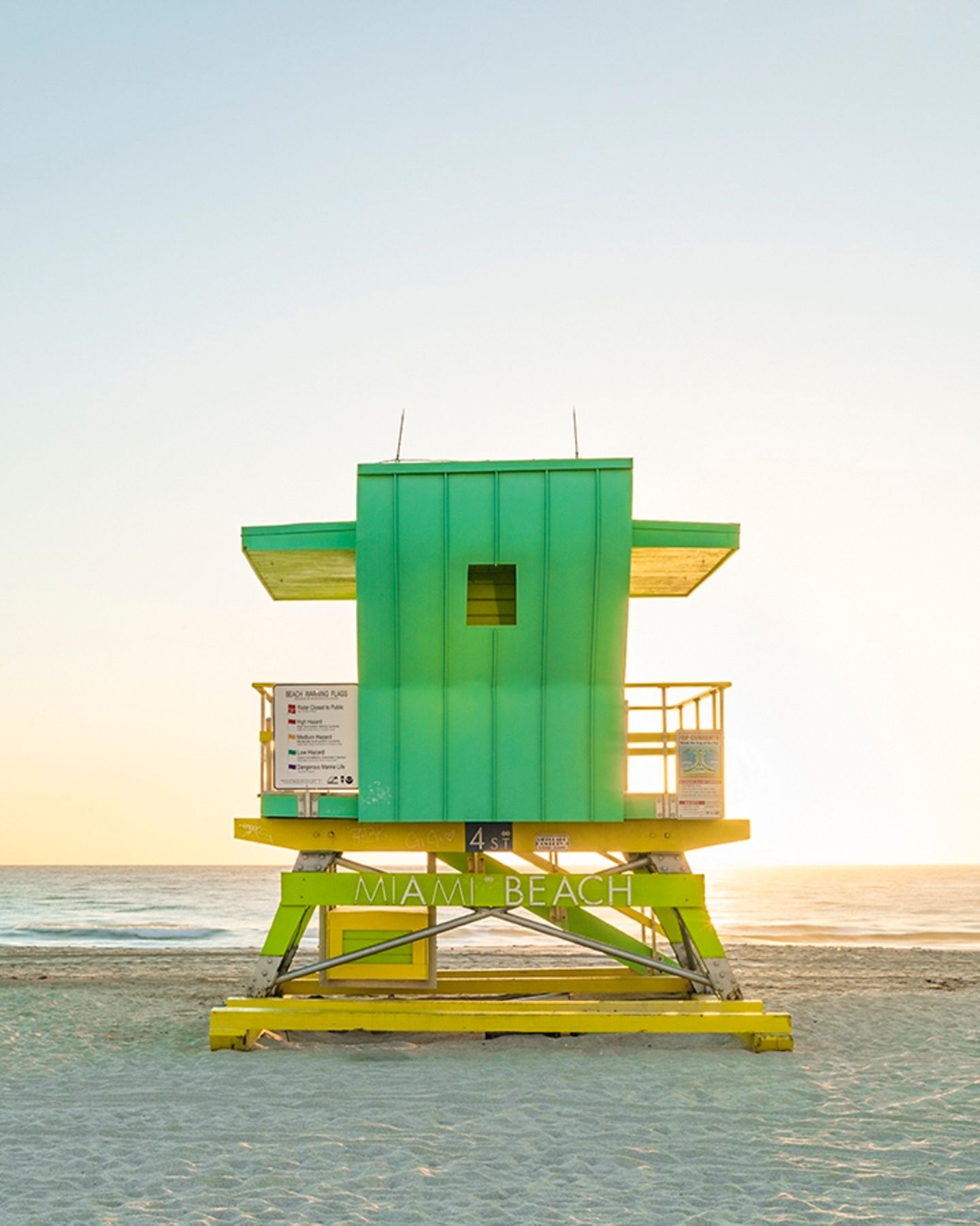Rettungsschwimmerturm an der 4th Street in Miami Beach, erbaut 2015 Die Häuschen sind nicht nur hübsch anzuschauen, sondern auch realitätstauglich: Jedes ruht auf einem Schlitten. So können die Bauten bei drohenden Hurrikans hinter die Dünen gezogen werden.