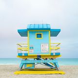 In Bonbonfarben wie Rosa, Lila, Gelb und Grün gehalten, verkörpern alle Strandhäuschen einen spritzigen Stil aus der Mitte der 90er-Jahre, der heute wieder in Mode ist.