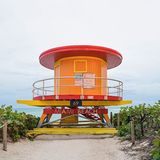 Fotograf Tommy Kwak entdeckte die bunten Häuschen am Strand vor Miami zum ersten Mal im Jahr 2019. "Ich war sofort süchtig", berichtet er. In seinen Bildern scheinen die Türme alle einen individuellen Charakter zu haben, jeder mit einer eigenen Persönlichkeit.