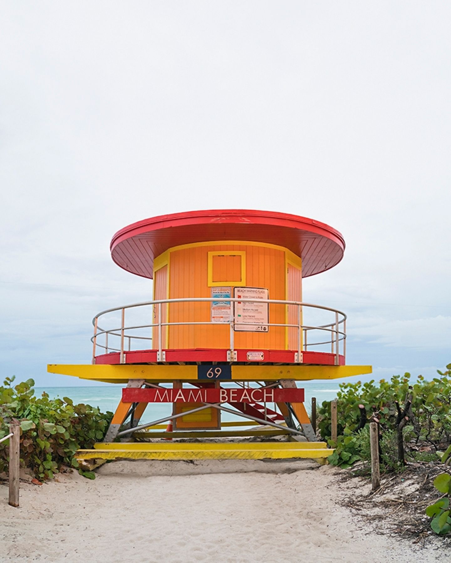 Lifeguard-Tower an der 69th Street in Miami Beach, erbaut 2015 Fotograf Tommy Kwak entdeckte die bunten Häuschen am Strand vor Miami zum ersten Mal im Jahr 2019. "Ich war sofort süchtig", berichtet er. In seinen Bildern scheinen die Türme alle einen individuellen Charakter zu haben, jeder mit einer eigenen Persönlichkeit.