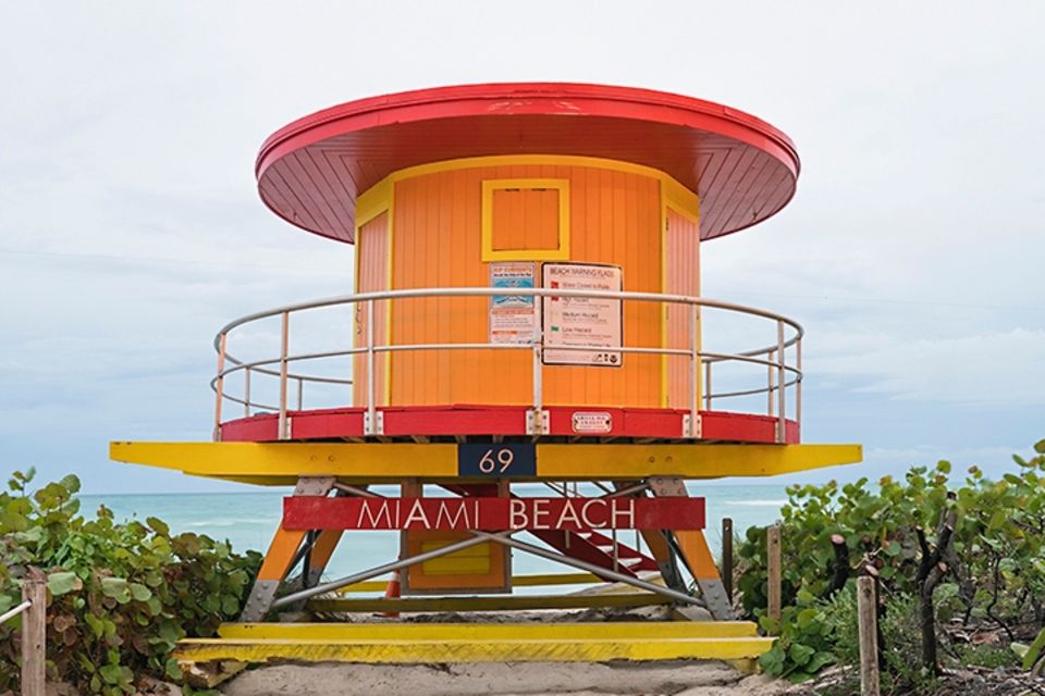 Fotograf Tommy Kwak entdeckte die bunten Häuschen am Strand vor Miami zum ersten Mal im Jahr 2019. "Ich war sofort süchtig", berichtet er. In seinen Bildern scheinen die Türme alle einen individuellen Charakter zu haben, jeder mit einer eigenen Persönlichkeit.  0.8