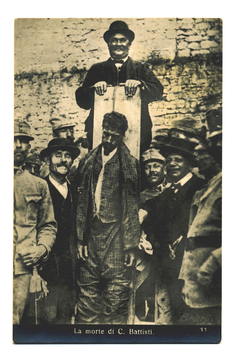 Josef Lang posiert mit Leichnam von Cesare Battisti