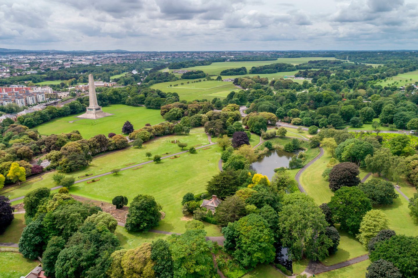 Drohnenaufnahme des grünenden Phoenix' Parks in Dublin