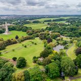 Drohnenaufnahme des grünenden Phoenix' Parks in Dublin