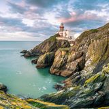 Küstenaufnahme mit Leuchtturm und Ozean im Hintergrund