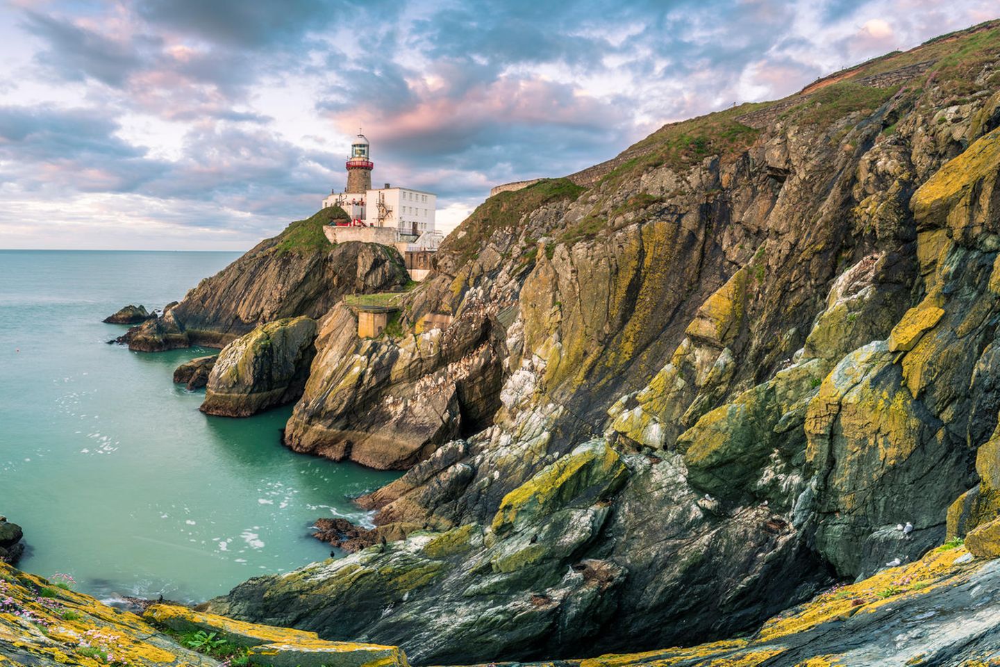 Howth: Kurztrip ans Meer Küstenaufnahme mit Leuchtturm und Ozean im Hintergrund