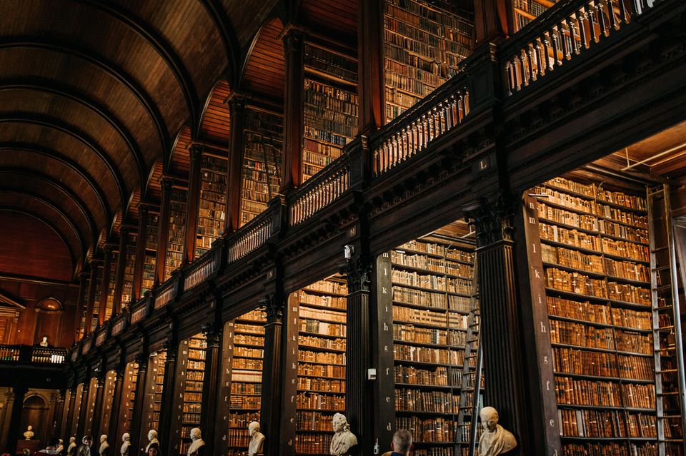 Ansicht einer antik aussehenden Bücherei