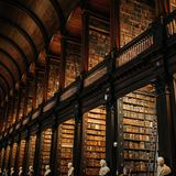 Ansicht einer antik aussehenden Bücherei