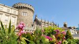 Schloss mit Blumen im Vordergrund