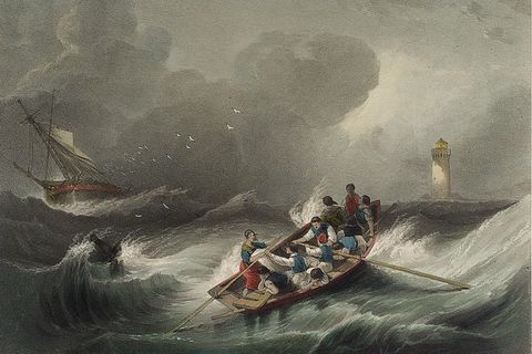 Ein offenes Boot mit mehreren Menschen, darunter eine Frau, fährt durch stürmisches Meer, im HIntergrund ein sinkendes Schiff
