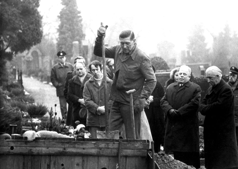 Totengräber betten die Gebeine von Anneliese Michel um Totengräber betten die Gebeine von Anneliese Michel um