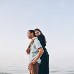 Frau umarmt ihren Partner