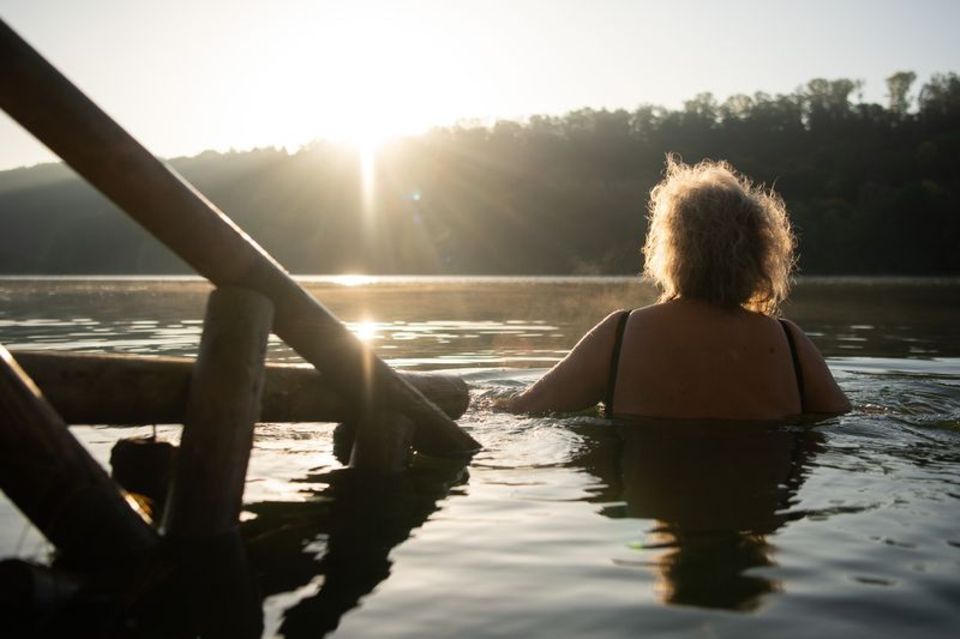 Frühlingshafte Temperaturen locken zum Baden, doch Vorsicht ist geboten: Der plötzliche Sprung in kühle Gewässer kann gefährlich