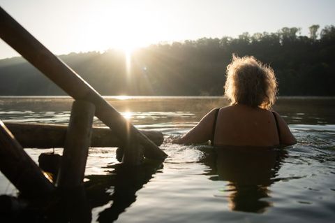 Frühlingshafte Temperaturen locken zum Baden, doch Vorsicht ist geboten: Der plötzliche Sprung in kühle Gewässer kann gefährlich