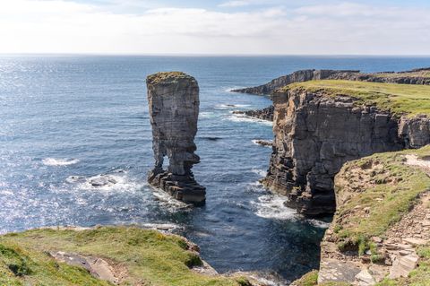 Klippen mit freistehendem Felsen im Meer