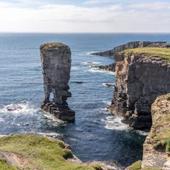 Klippen mit freistehendem Felsen im Meer