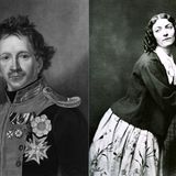 Gemälde von Ludwig II. (l.) und Foto von Lola Montez in gemustertem Rock, an eine Stuhl lehnend.