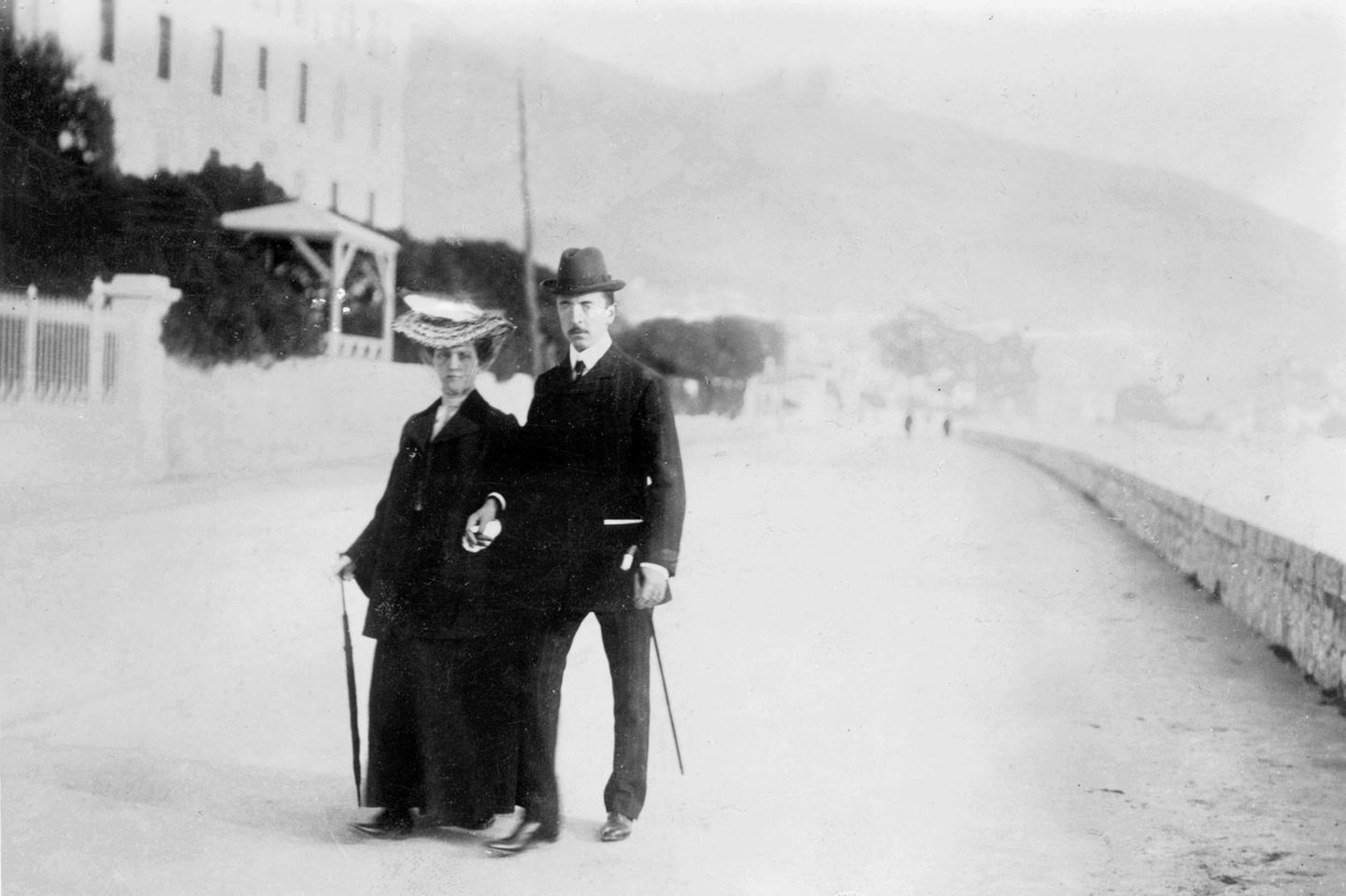 Luise von Toscana und André Giron: Skandal in Europas Hochadel Luise von Österreich-Toskana und André Giron spazieren Hand in Hand über eine Seepromenade
