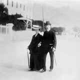 Luise von Österreich-Toskana und André Giron spazieren Hand in Hand über eine Seepromenade