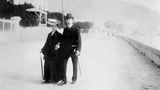 Luise von Österreich-Toskana und André Giron spazieren Hand in Hand über eine Seepromenade