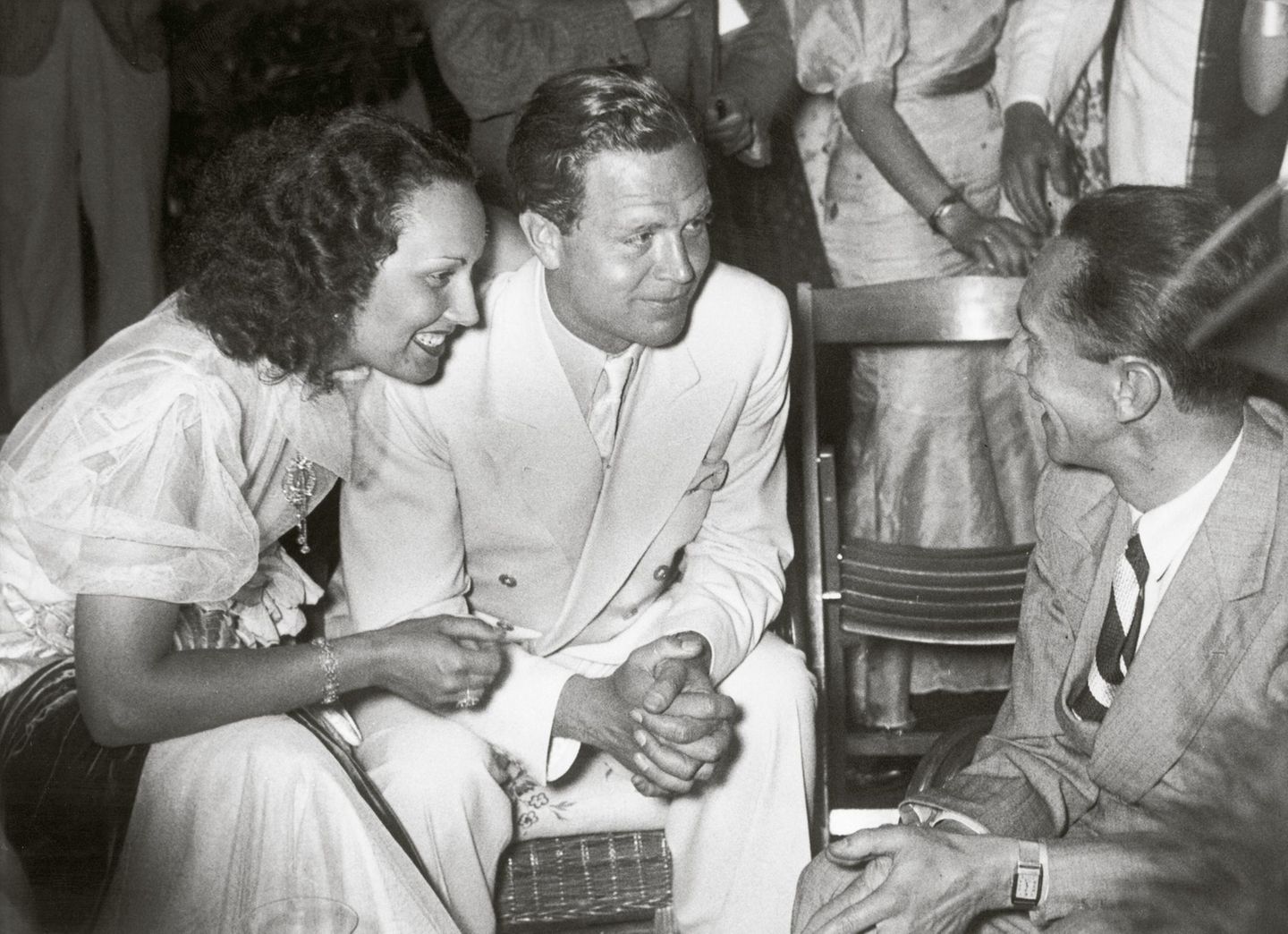 Josef Goebbels und Lida Baarova: Die Beziehung, die Hitler nicht wollte Josef Goebbels im Gespräch mit Lida Baarova, während einer Party