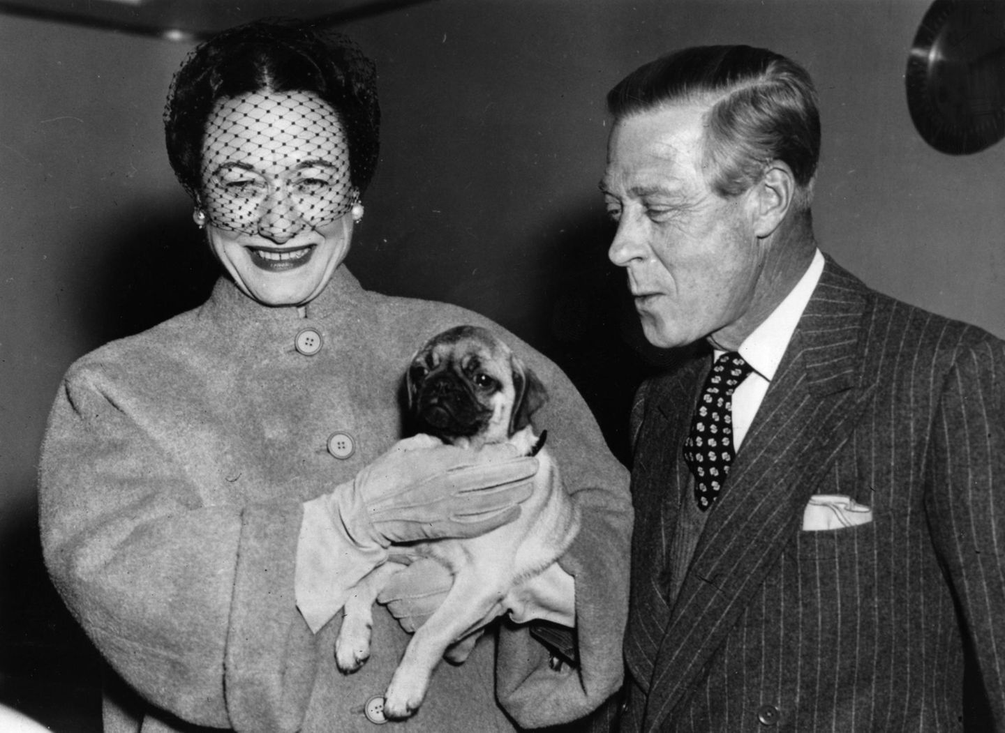 Der König und die Amerikanerin: Glück statt Thron Eduard, Herzog von Windsor, 1951 und seine Frau Wallis Simpson, die einen Hund auf dem Arm hält