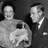 Eduard, Herzog von Windsor, 1951 und seine Frau Wallis Simpson, die einen Hund auf dem Arm hält