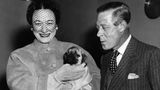 Eduard, Herzog von Windsor, 1951 und seine Frau Wallis Simpson, die einen Hund auf dem Arm hält