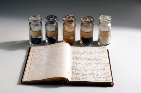 Thallium in Flaschen mit einem Notizbuch