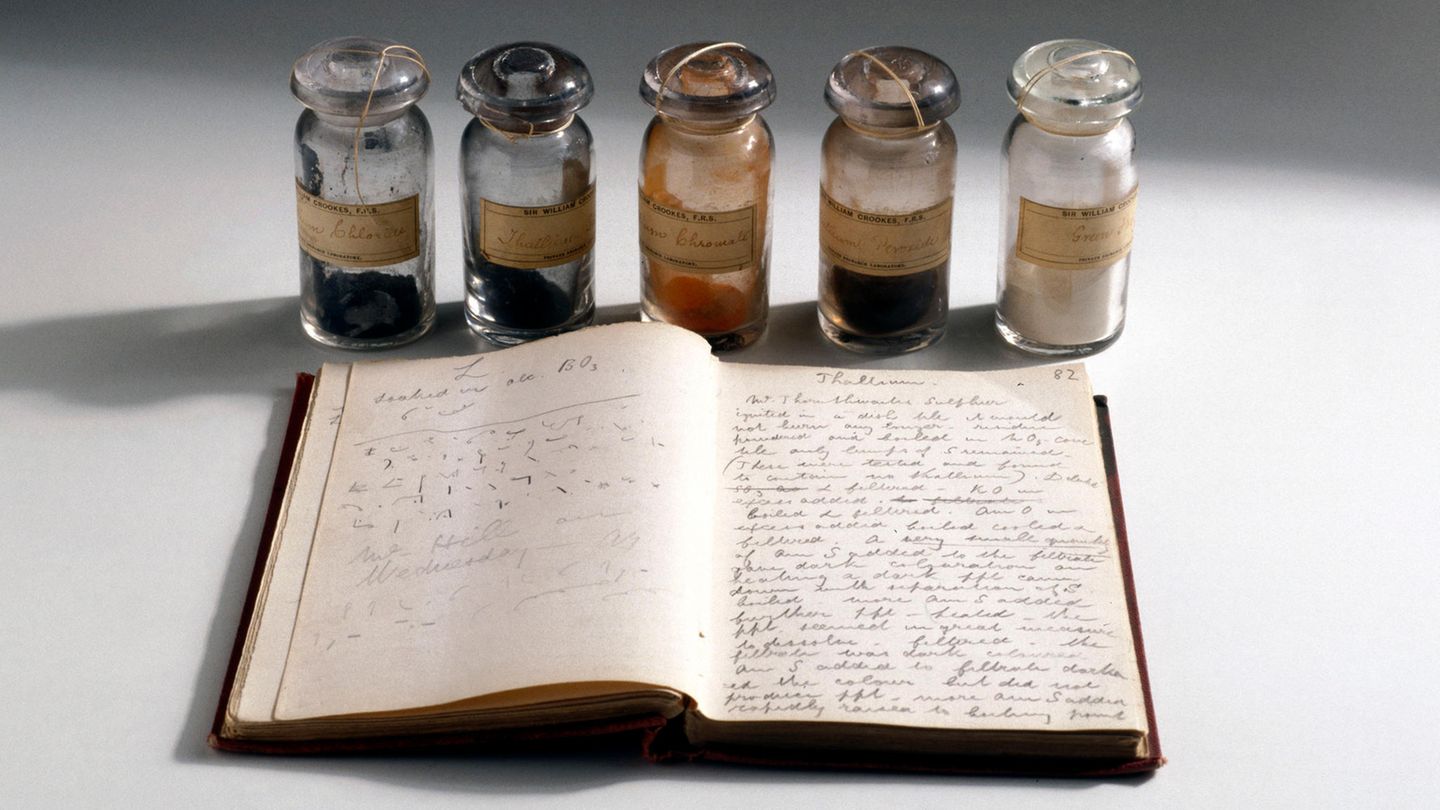 Thallium in Flaschen mit einem Notizbuch