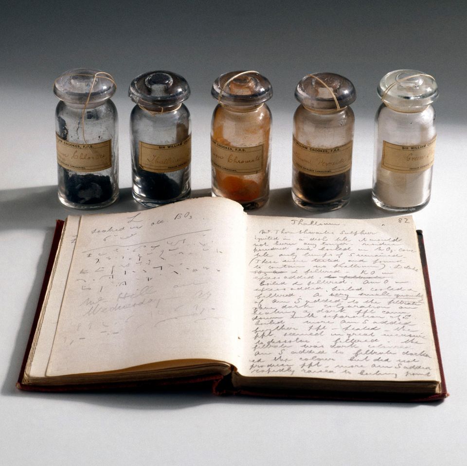 Thallium in Flaschen mit einem Notizbuch