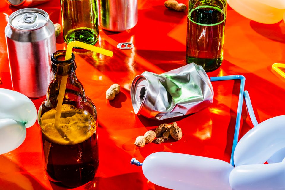 Tisch mit Überbleibseln alkoholischen Getränken nach einer Feier