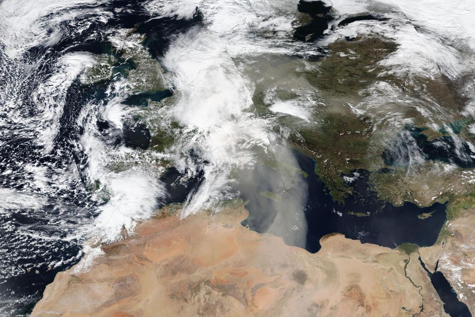 Die Satellitenaufnahme vom 30. März 2024 zeigt dichte Schlieren von Saharastaub über dem Mittelmeer. Mit günstigen Winden schaffen es die winzigen Partikel bis in den Norden Deutschlands