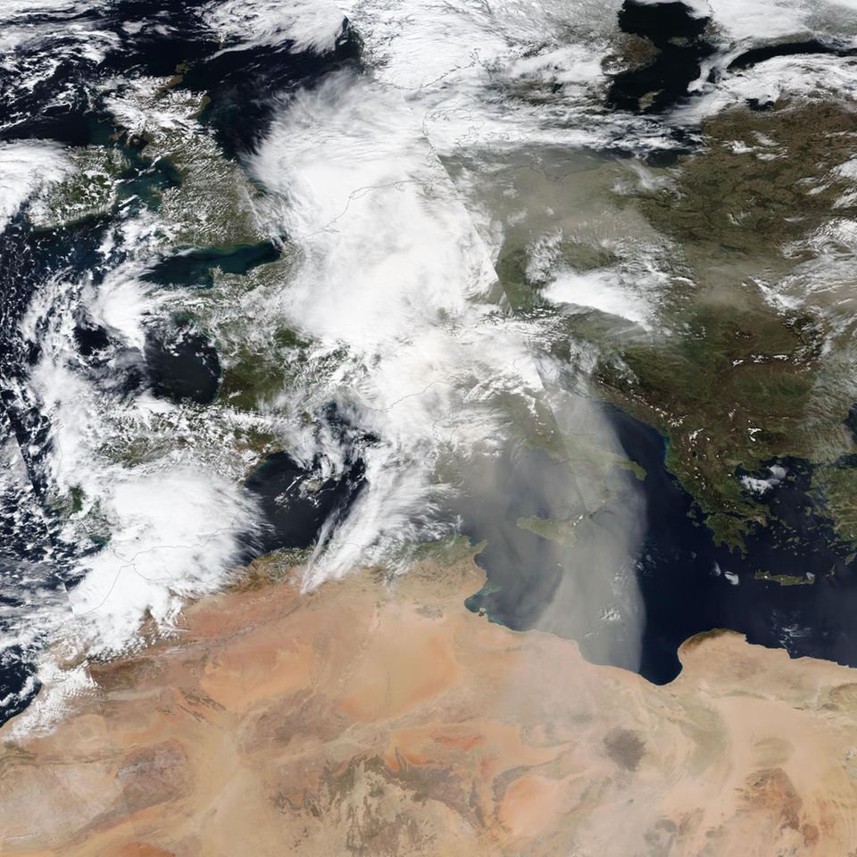 Die Satellitenaufnahme vom 30. März 2024 zeigt dichte Schlieren von Saharastaub über dem Mittelmeer. Mit günstigen Winden schaffen es die winzigen Partikel bis in den Norden Deutschlands