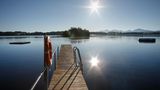 Steg am blauen Wasser