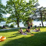 Menschen genießen die Sonne am Badesee